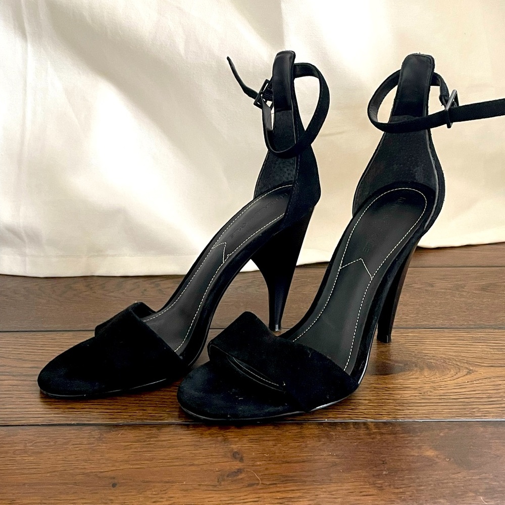 Kendall + Kylie black stiletto